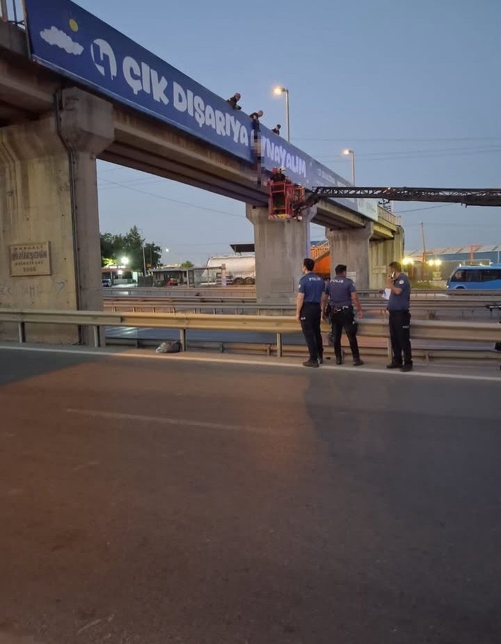 Kocaeli Gebze'de çıplak bir vatandaş asılı halde bulundu