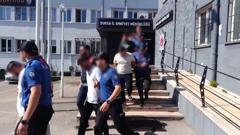 Bursa'nın Mudanya İlçesinde Kendilerini Polis olarak tanıtıp 100 milyon lira dolandırdılar